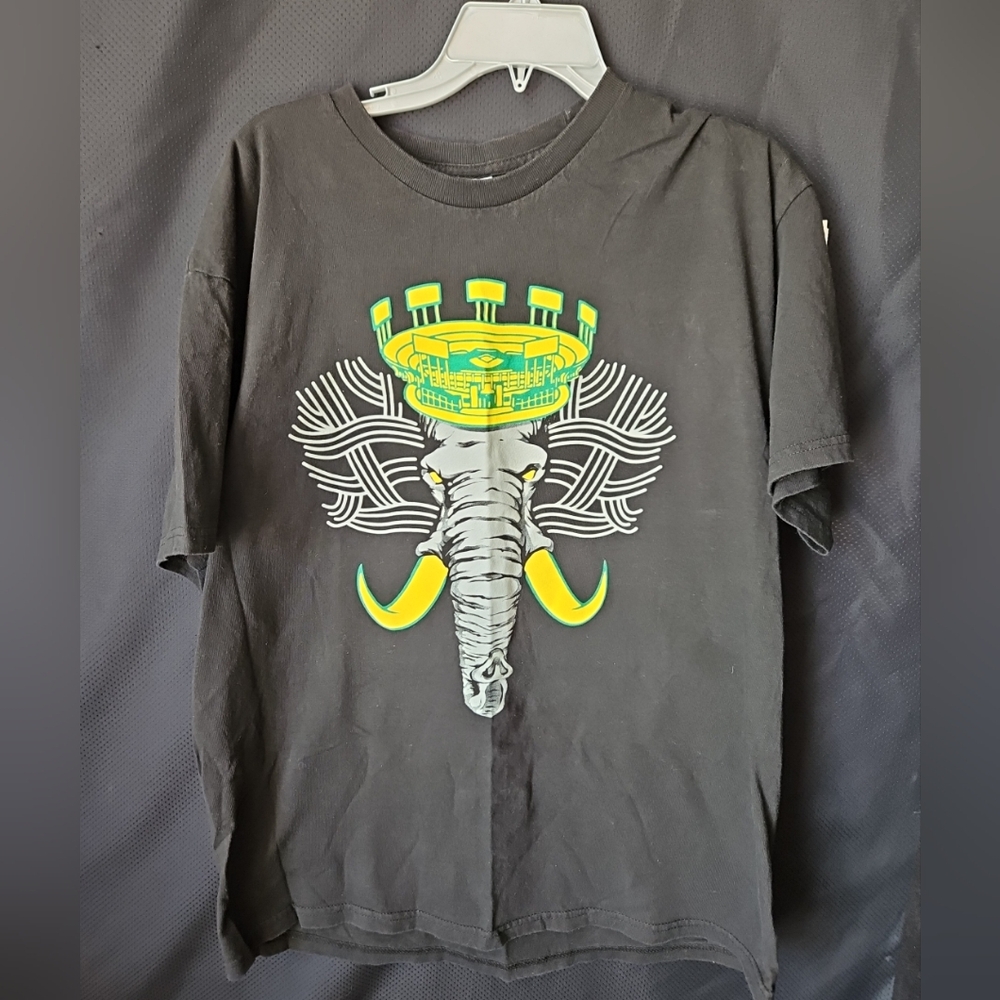 Vintage OAKLAND A'S elephant mascot T-SHIRT. Size M. OAKLAND Coliseum MLB
